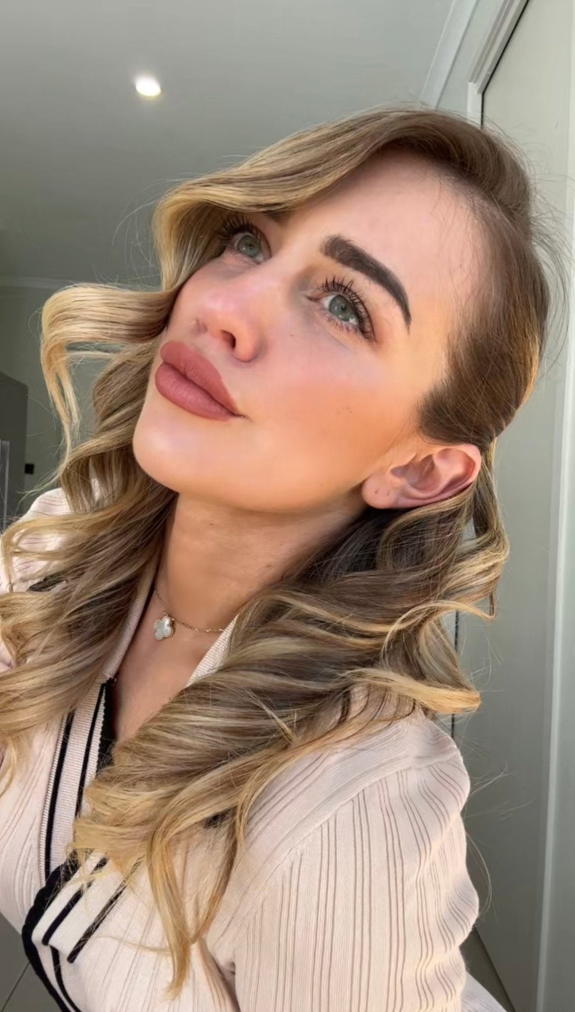 Wave Babe | 5 in 1 Hair Styler - Airys HairWave Babe - Airys Hair - 5 in 1 hair styler - 5 in 1 styler - wavy talk - hair curler - curling tong - thermal brush - bouncy blowdry brush - mermaid waver - beach wave - interchangeable head - hair styling attachments - curling wand - blowout brush - blowdry brush - velcro rollers
